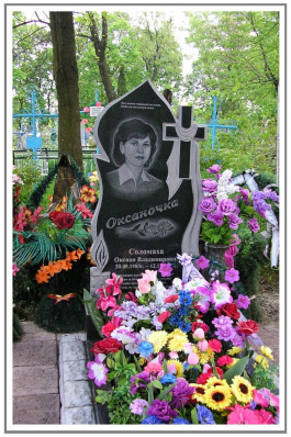 Женский памятник из гранита "Свеча" с  резным крестом и полотенцем