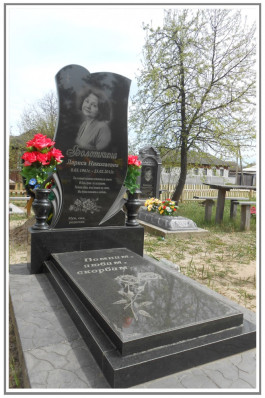 Женский памятник "Тюльпан" с резными краями, вазами и надгробной плитой