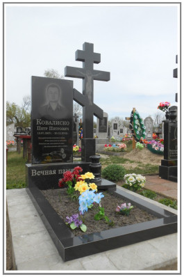 Мужской гранитный памятник с крестом  на постаменте, вазой и цветником