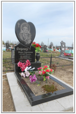 Женский памятник "Сердце" с цветником и вазами