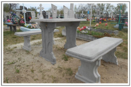 Бетонный столик и скамейка на кладбище