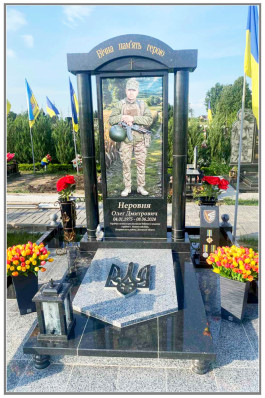 Пам'ятник комбінований з чорного та сірого граніту