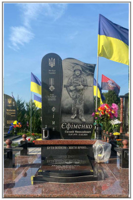 Пам'ятник комбінований з чорного та червоного граніту