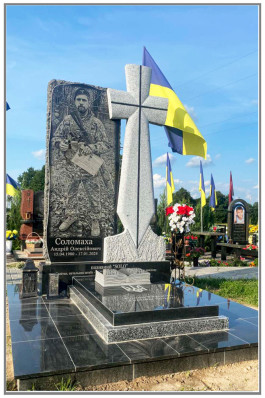 Пам'ятник комбінований з чорного і сірого граніту з мечем