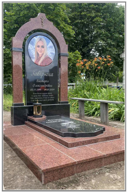 Пам'ятник комбінований з чорного та червоного граніту