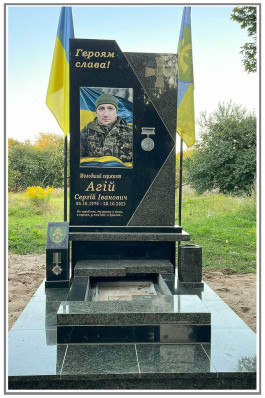 Гранітний пам'ятник військовому з зеленого граніту "маславка"