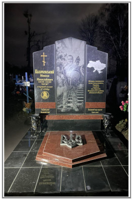 Гранітний пам'ятник військовому