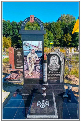 Гранітний пам'ятник військовому