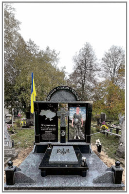 Гранітний пам'ятник військовому