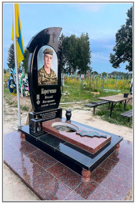 Гранітний пам'ятник військовому