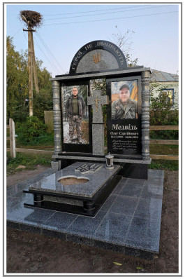 Гранітний пам'ятник військовому з чорного і сірого граніту