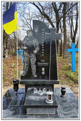 Гранітний пам'ятник військовому з чорного і сірого граніту з хрестом