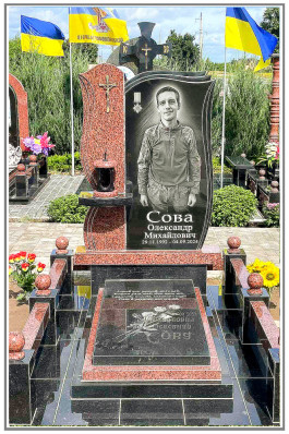 Гранітний пам'ятник військовому з чорного і червоного граніту