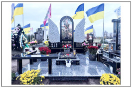 Гранітний пам'ятник військовому з чорного і сірого граніту "Крила"