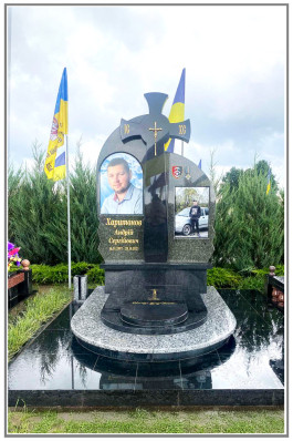 Пам'ятник комбінований з чорного та зеленого граніту з хрестом