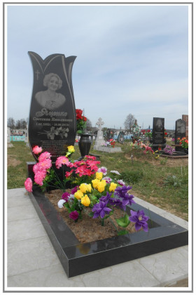 Женский памятник вертикальный "Тюльпан" с цветником и вазой