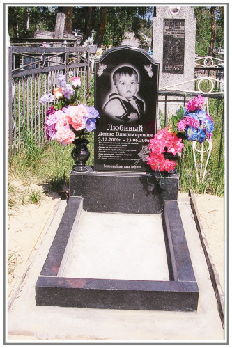 Одинарный детский памятник из гранита с цветником и вазами