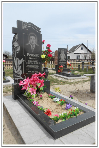 Мужской памятник вертикальный с резным крестом и цветником