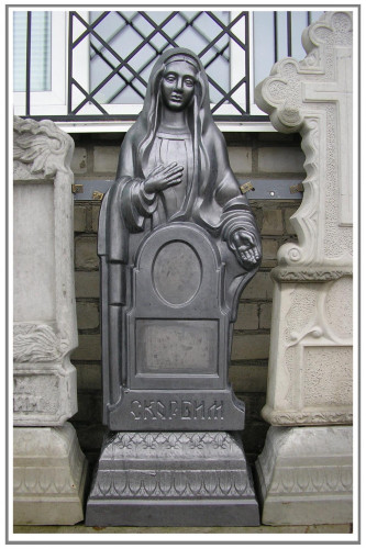 Памятник из бетона "Дева Мария"