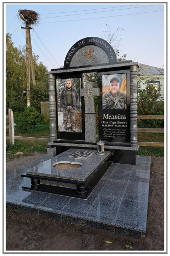 Гранітний пам'ятник військовому з чорного і сірого граніту