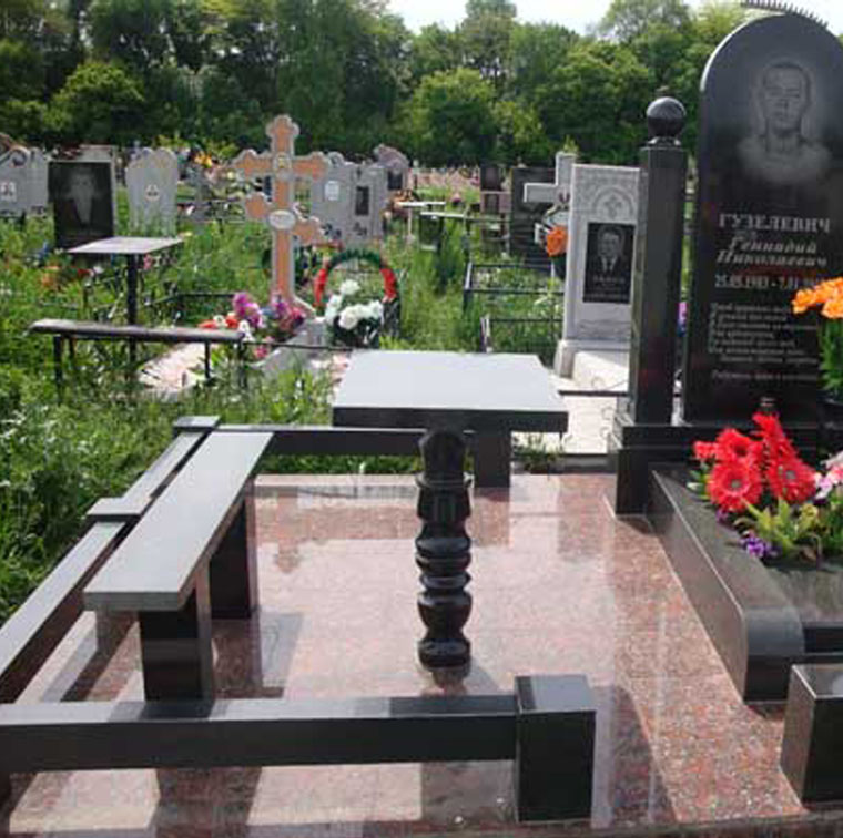 гранитный столик и сккамья возле могилы